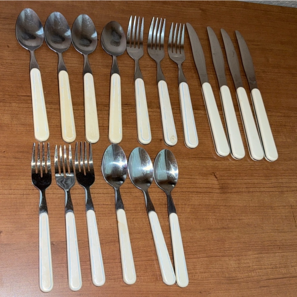 Vtg Pfaltzgraff Flatware
17 Pieces Stainless Steel
Plastic Handles MCM
Pink/Blue